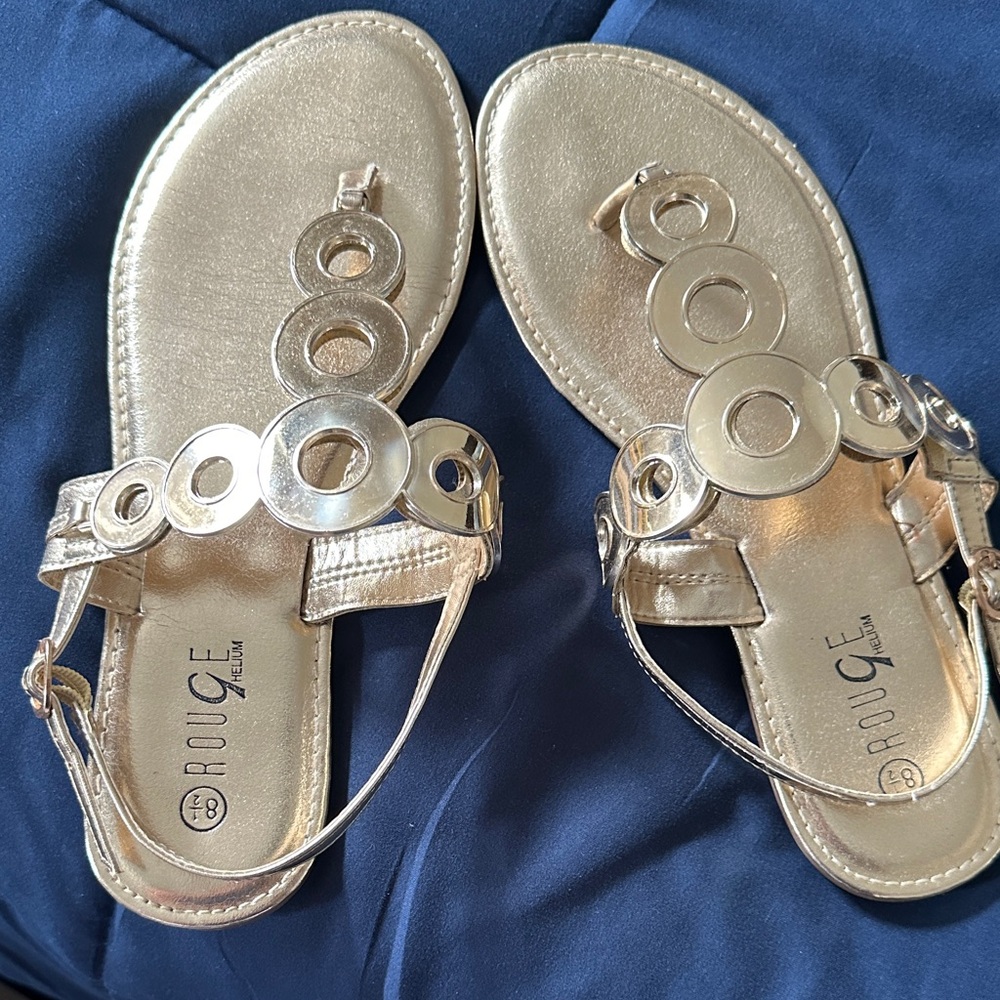 Woman’s sandals (8.5)